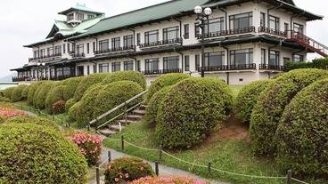 庭園越しのホテル外観 / 2