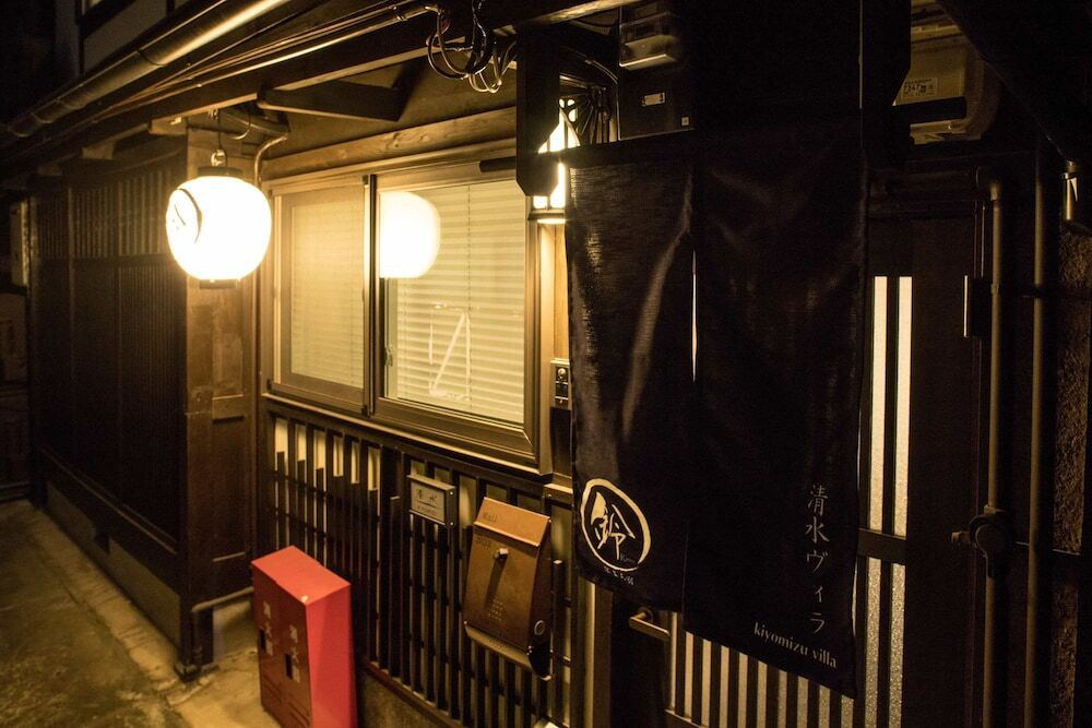 施設の正面 (日没後)