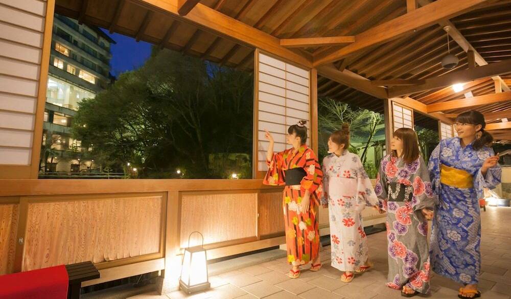 浴衣姿が映える
月光橋で撮影タイム / 3