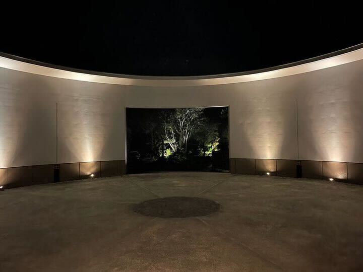 山道を登ると入り口が見えてきます。 / 1