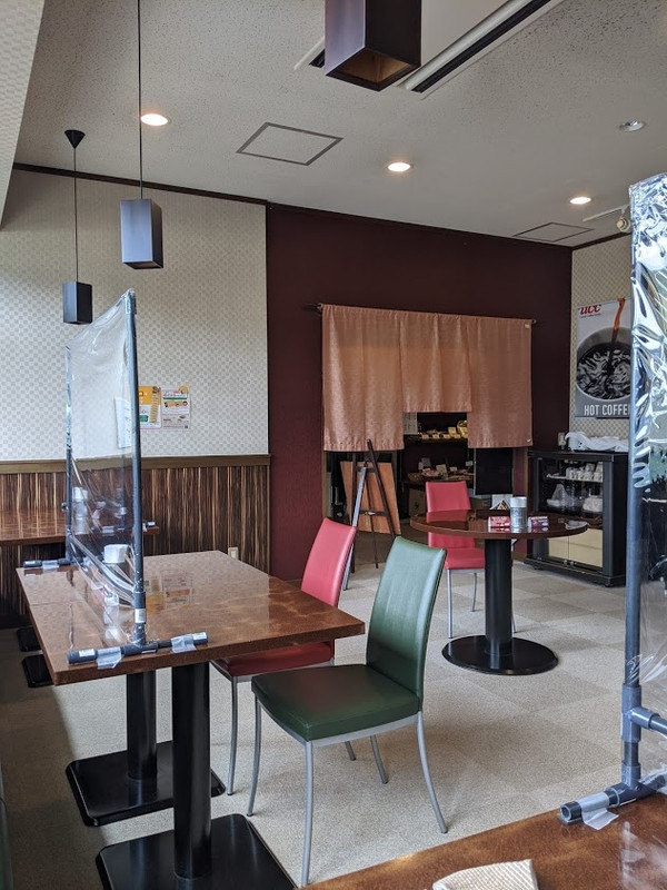 食事処こまちです。コロナ対策でテーブルにアクリル板が付けてあ