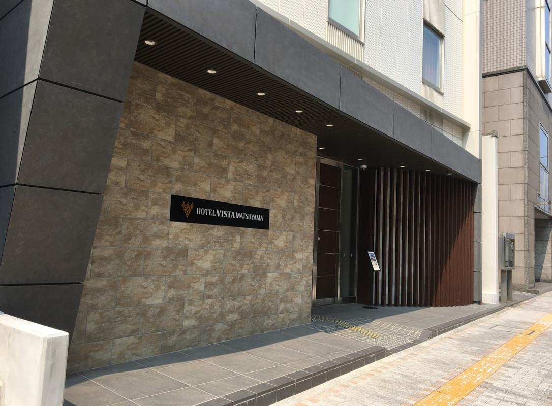 シンプルな入口