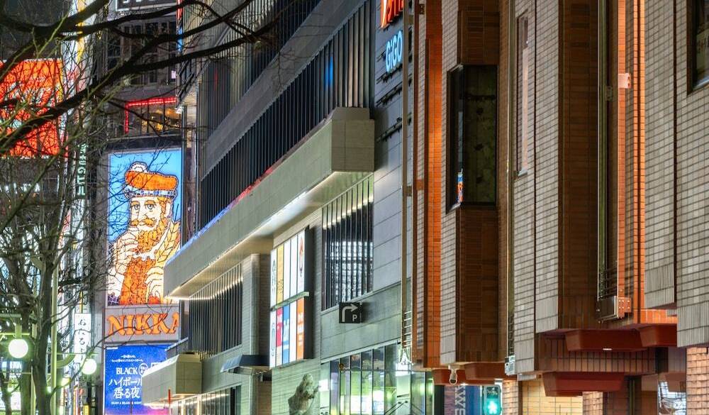 ホテル外観とすすきのの街並み / 5