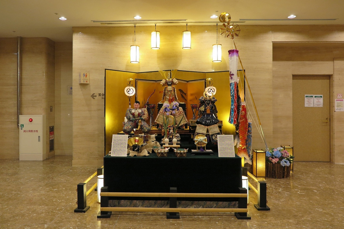 一角には、季節の人形も飾られています