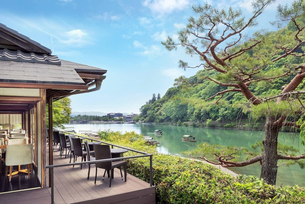 歴史的建造物と庭園を愛でる3915381