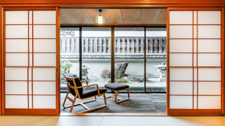 和室 (小さな庭付き)