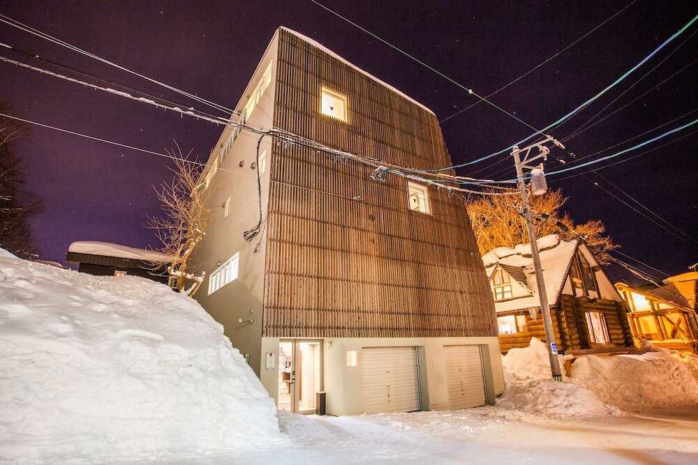 施設の正面 (日没後)