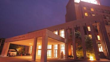 施設の正面 (日没後) / 4