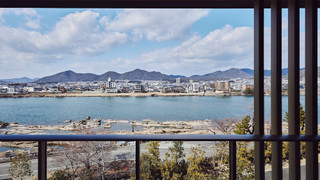 スタンダード ルーム キングベッド 1 台 リバービュー (Furnished Balcony)