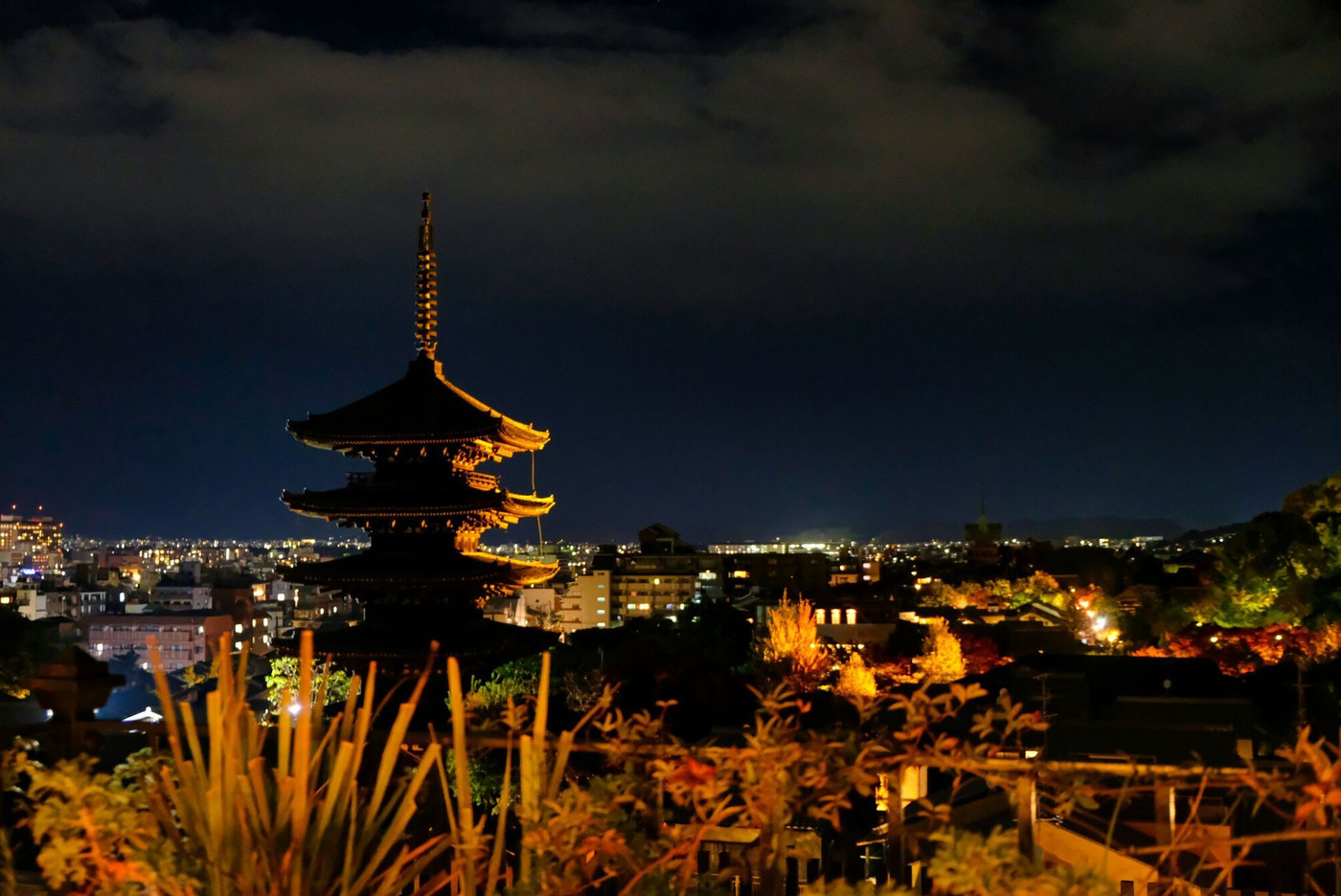 ルーフトップバーから見た法観寺・五重塔