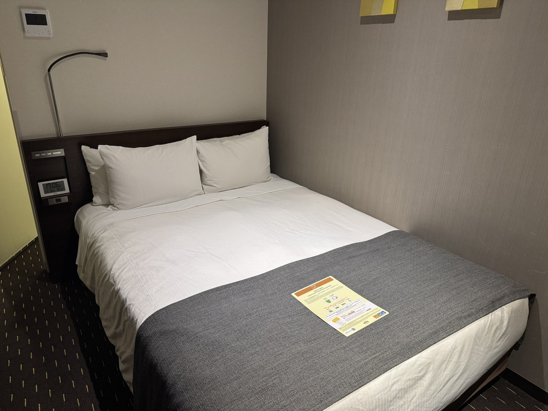 寝るだけなら十分な広さだがメイクする場所がない。