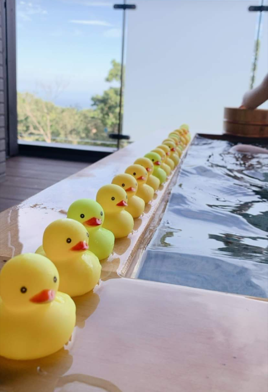 「キッズプレイルーム」のアヒルのおもちゃと、客室露天風呂 / 1