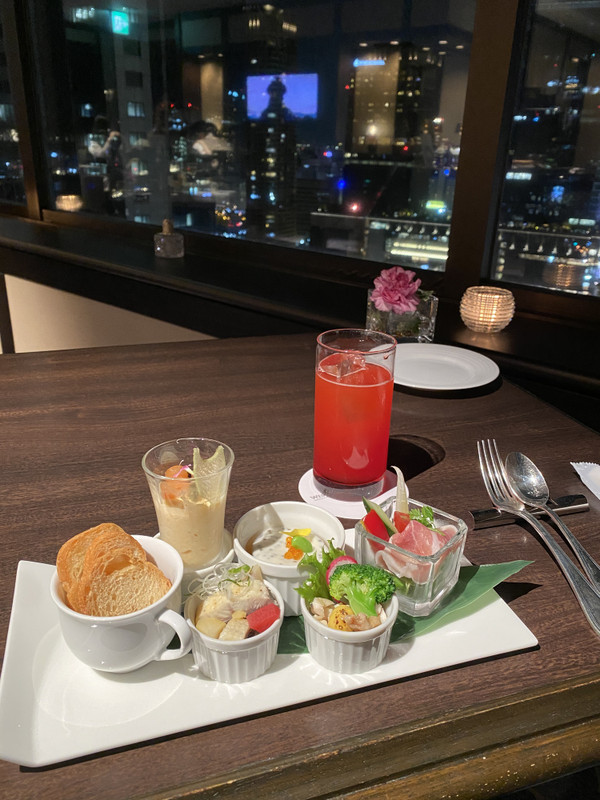 夕食に美味しい小皿料理6品と、お酒をいただきました◎