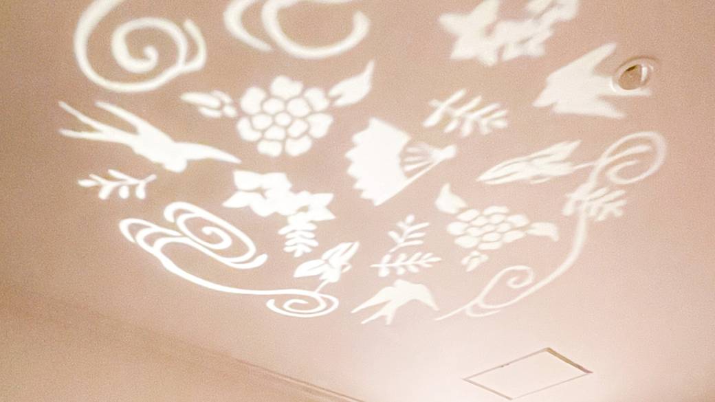 天井に映し出されるナイトライト / 2