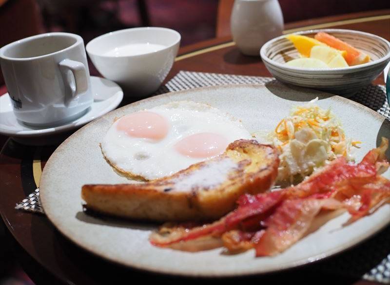 動き出す街を見下ろし
ビュッフェ形式の朝食を / 2