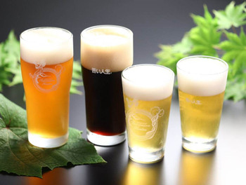 渓谷沿いの静かな温泉宿で、ビールを飲みくらべ4264862