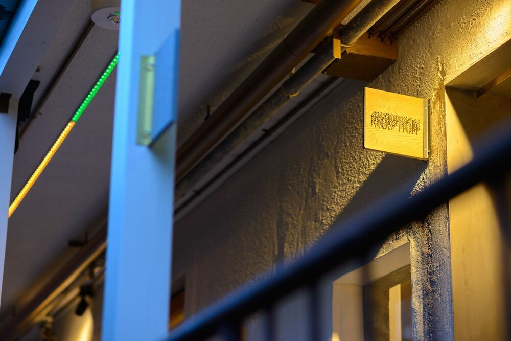 施設の正面 (日没後)