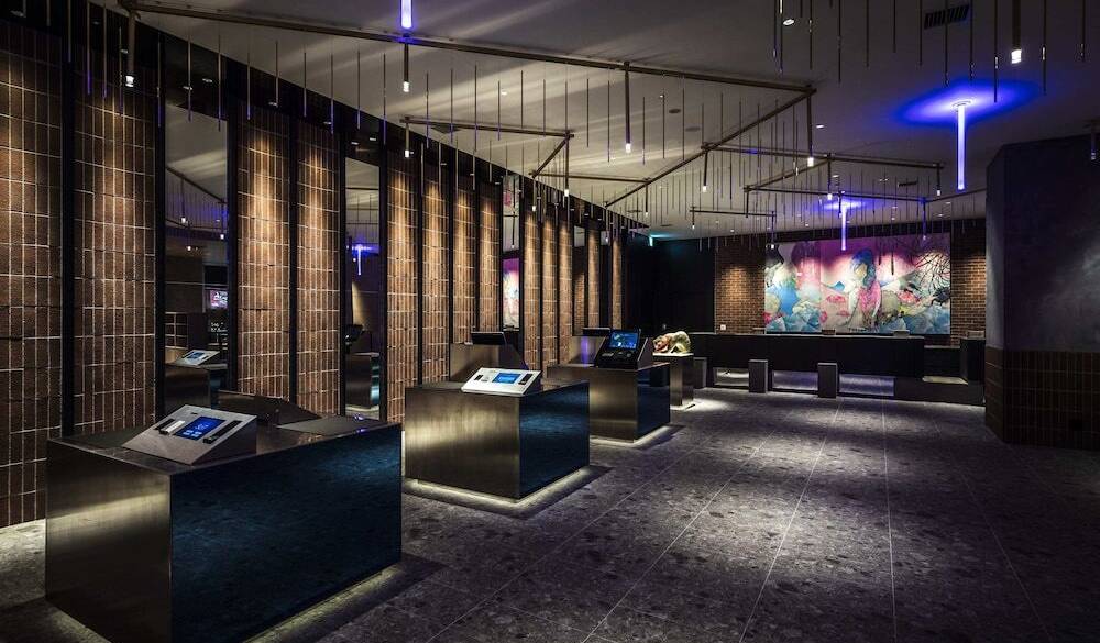 アートが飾られたフロント / 1