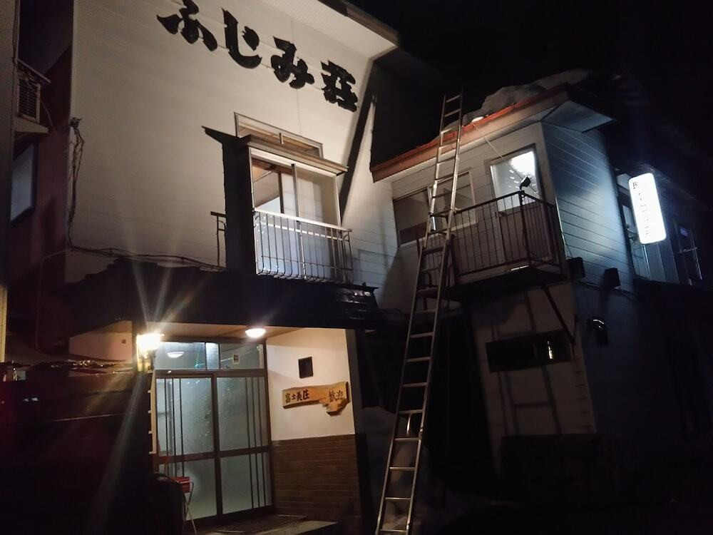 施設の正面 (日没後)