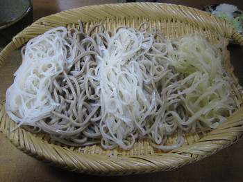 「一栄」料理 990479 「五色そば」：右から「ゆず・せいろ・けし・田舎・しらゆき」