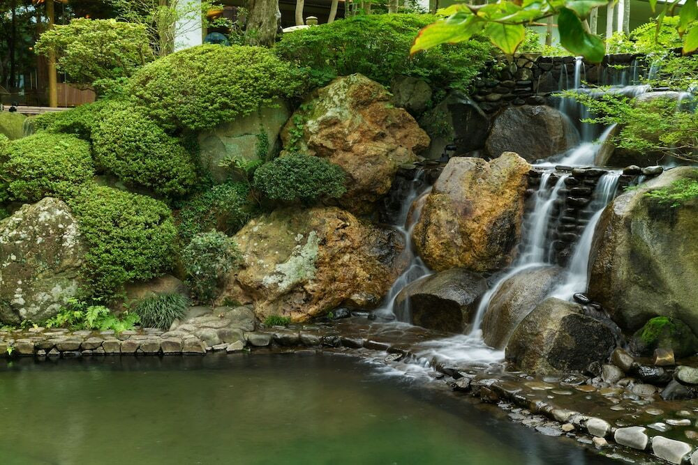 滝のある日本庭園