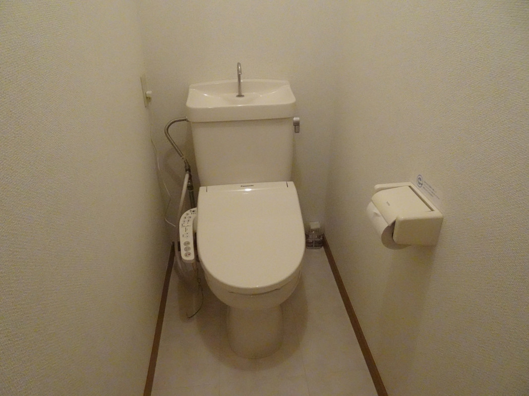 トイレは独立。便座のサイズも普通