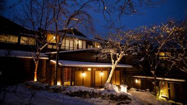 施設の正面 (日没後) / 2