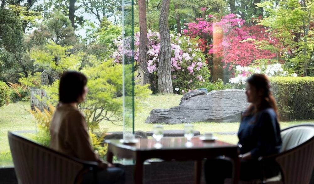 庭園を眺める / 2