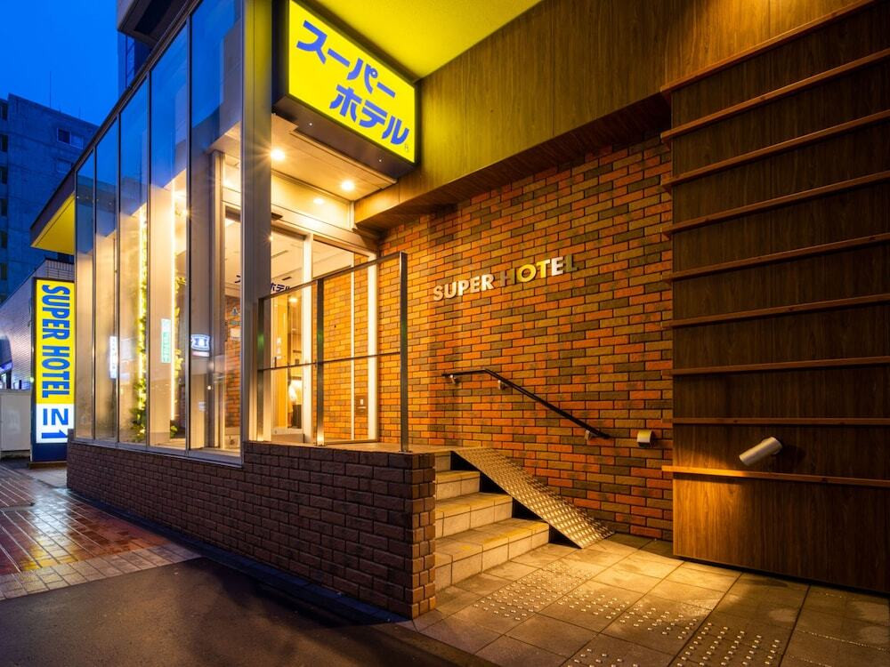 施設の正面 (日没後)