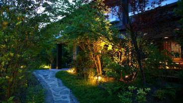 施設の正面 (日没後) / 1