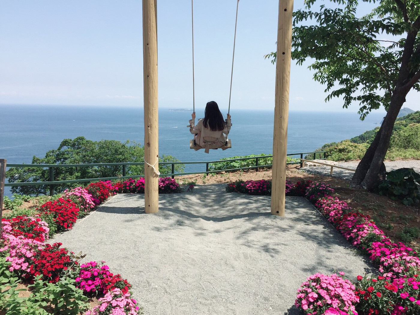海に向かってブランコを漕ぐと、ほんとに空を飛んでいるようでびっくりしました(^-^)いい天気で気持ちよかったです!結構みんなに観られてて恥ずかしかったりもするー笑