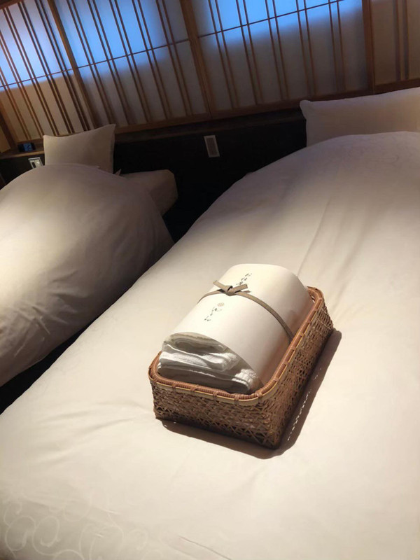 客室ベッドに備えられたタオル類。かごにまとめられていて、京都らしい雅な雰囲気も女心をくすぐります / 7