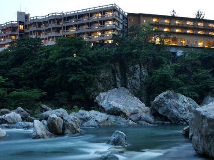 鬼怒川渓谷に面した絶景ビュー。日光の鶏頂山（けいちょうざん）も望めます