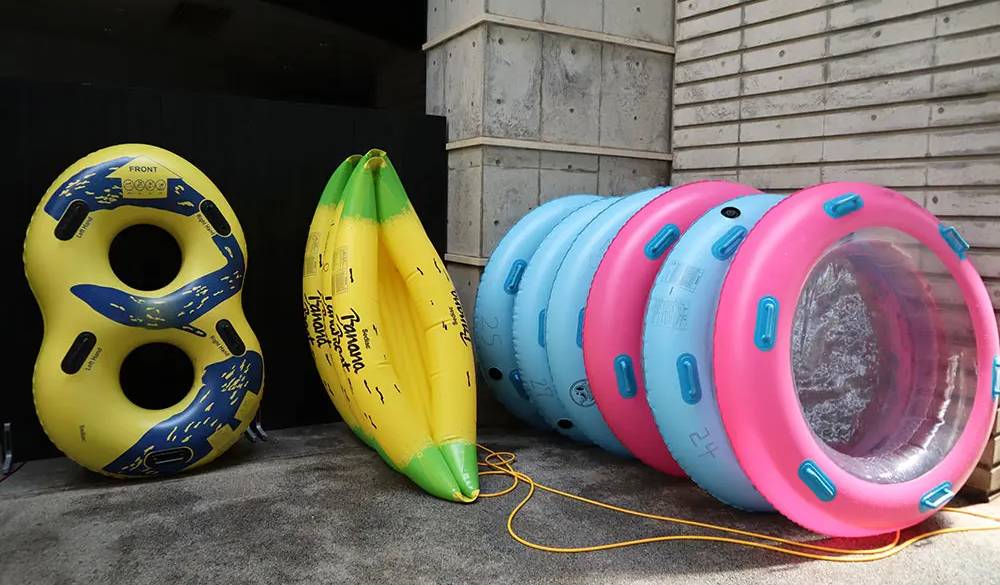 手ぶらでもプールが利用できるようにビーチアイテムが豊富!バナナボートやビッグチューブなど、かさばるけどあると嬉しいアイテムも揃っています。