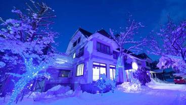 施設の正面 (日没後) / 5