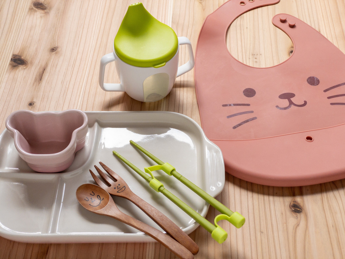 写真素材｜幼児食のエプロンと補助箸と食器のセット 子ども