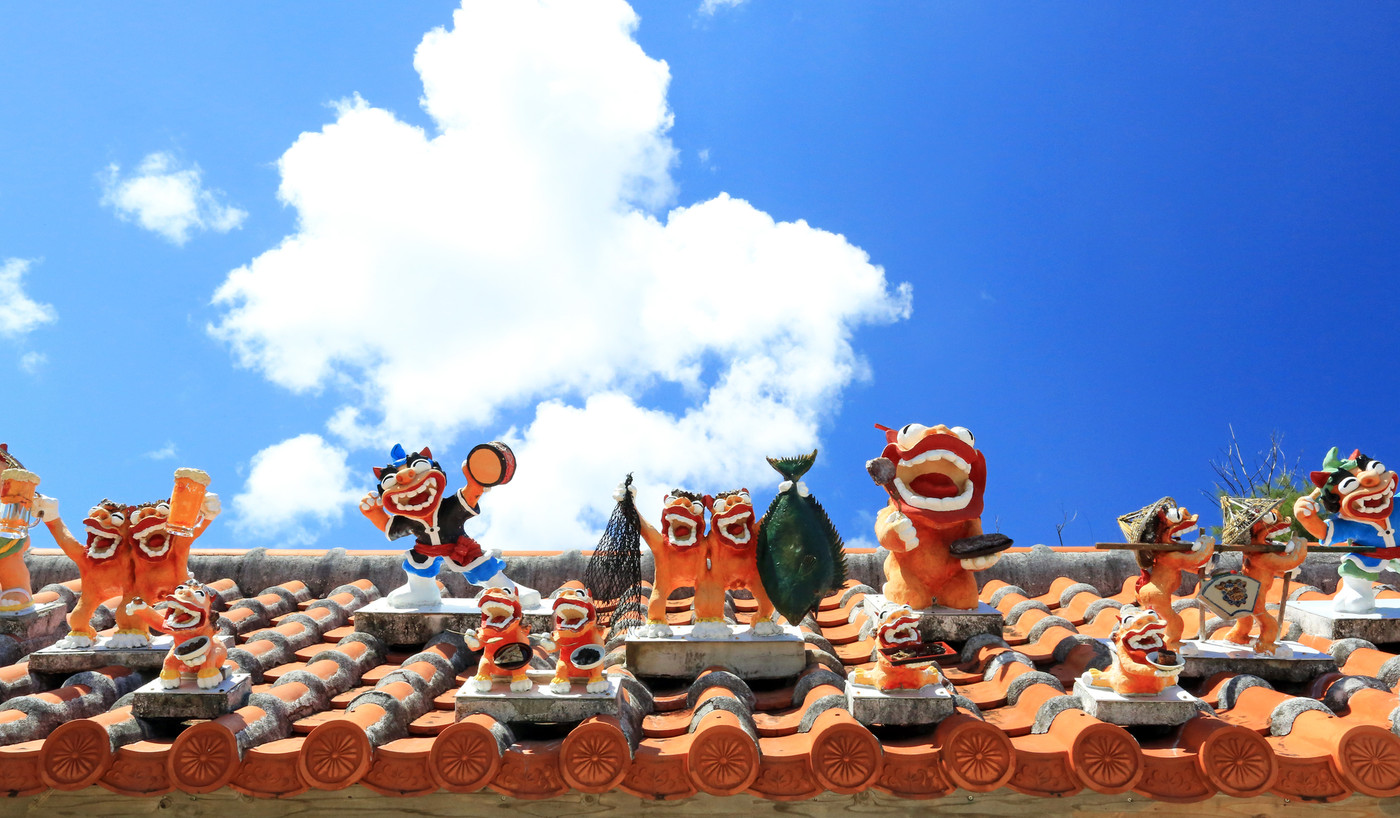 沖縄　シーサーと琉球赤瓦