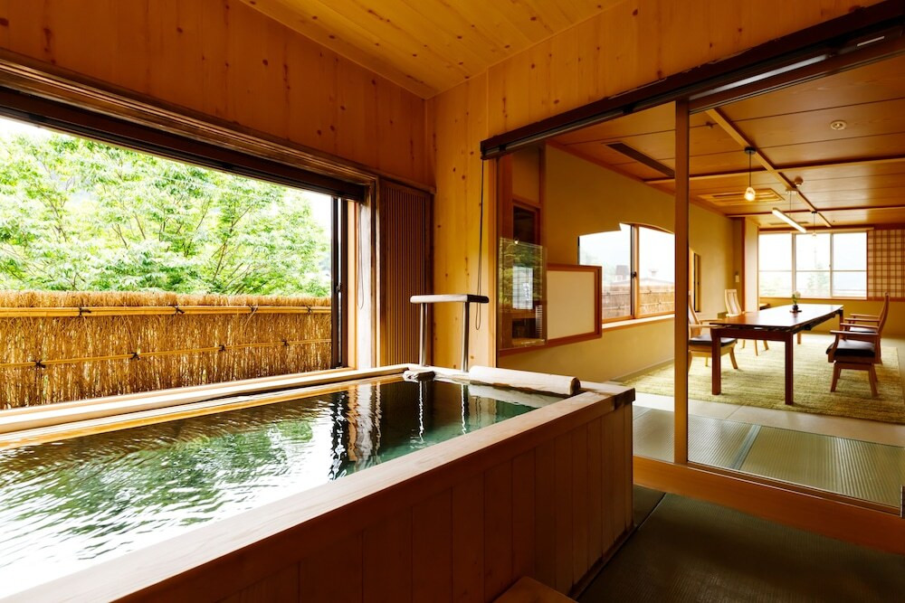 6. お風呂からの桜に和む「懐石宿 水鳳園(すいほうえん)」4089008
