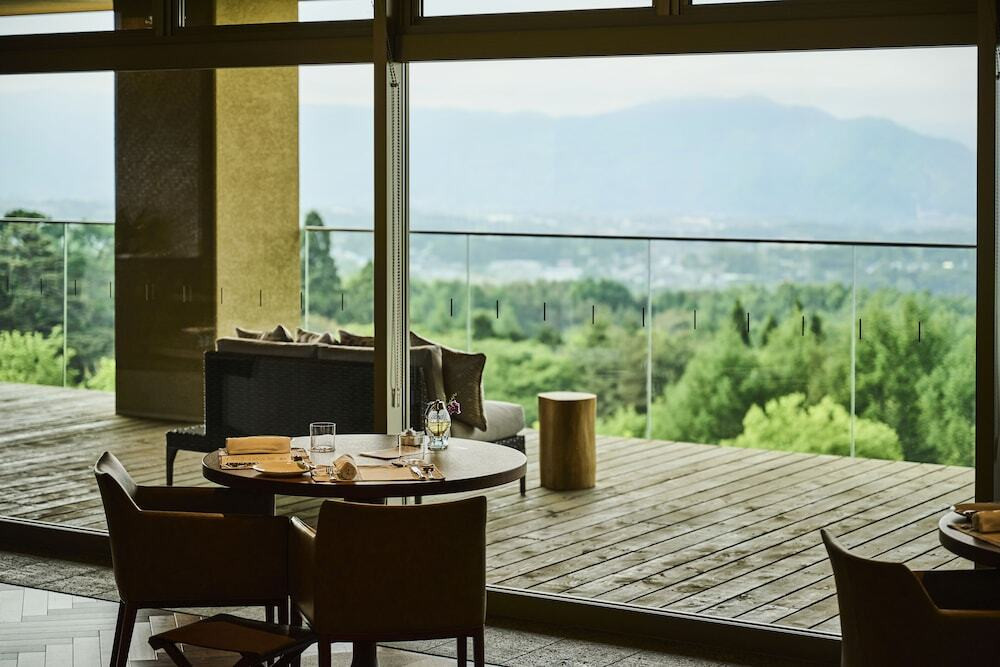 森を一望できるオールデイダイニングで優雅に過ごして3349855