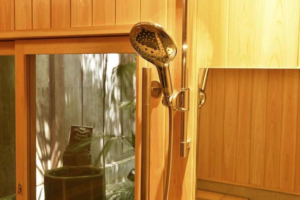 バスルームのシャワー