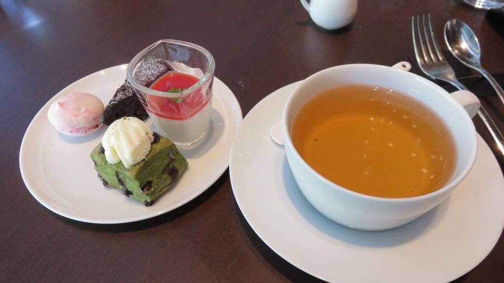 目から幸せになる
アフタヌーンティーを / 4