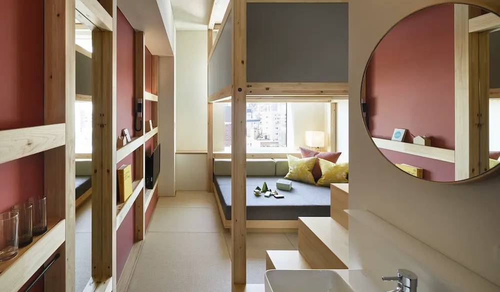 扉を開けると秘密基地みたいな客室にわくわくが止まらない「やぐらルーム」。畳張りなので、靴を脱いで素足でリラックスしましょ。