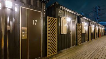 施設の正面 (日没後) / 2