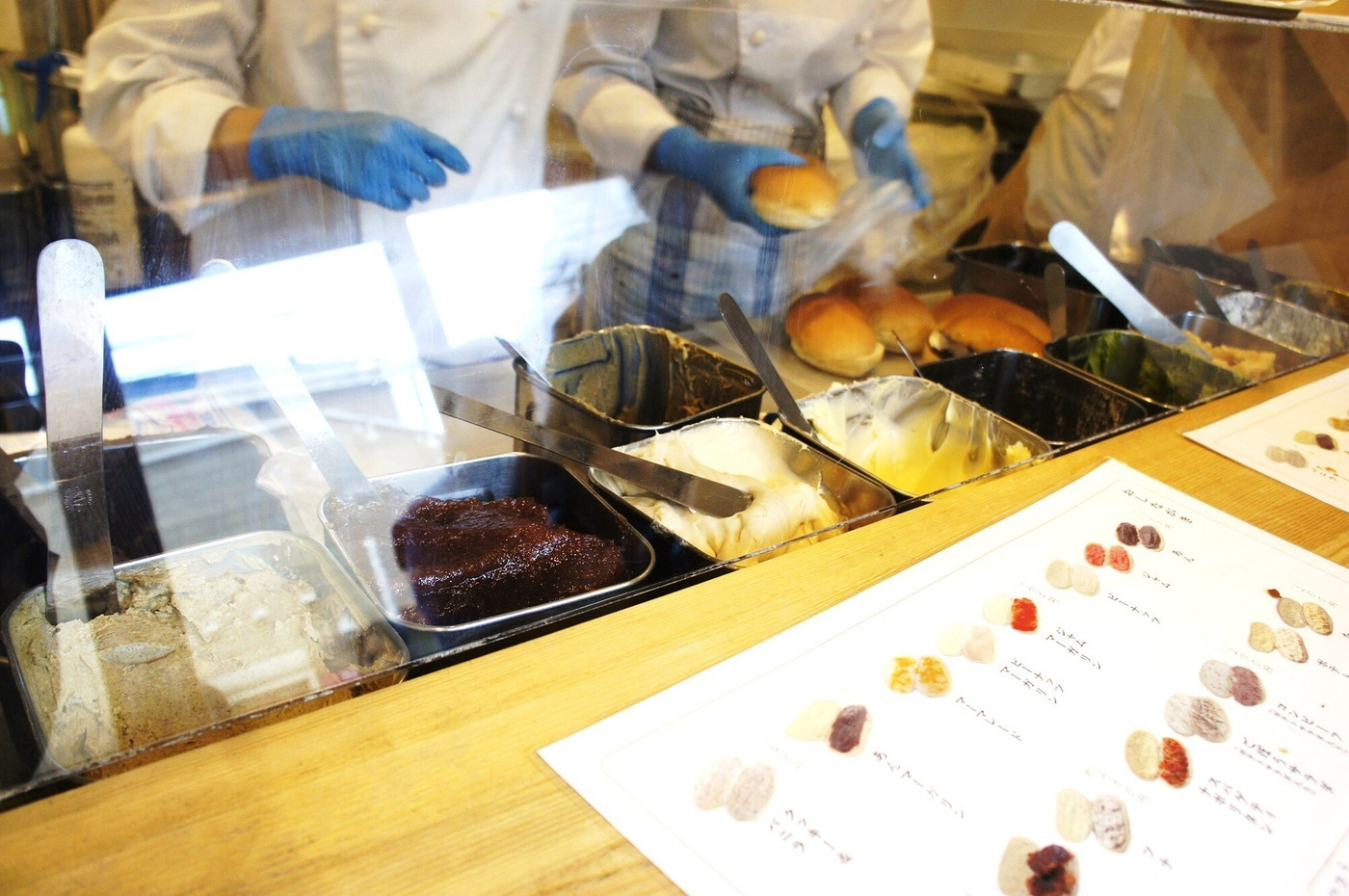 「吉田パン 亀有本店」内観 51809 注文後、パンに挟むから美味い