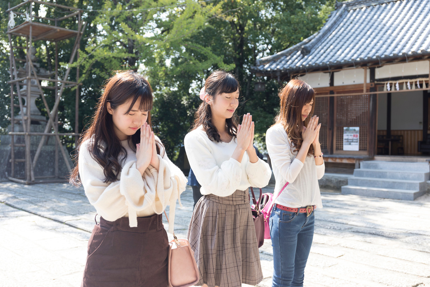 神社へお参りする女性三人組
