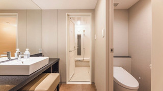 ［リニューアル］プレミアム + ソファツインルーム 喫煙可（2 名利用時はソファとして、 3 名利用時のみソファベッド利用可能）