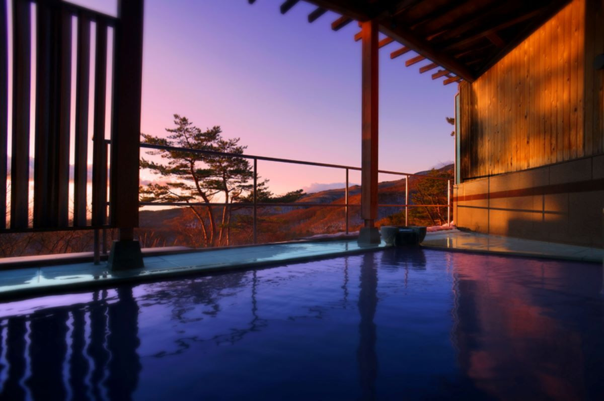 空中露天風呂でかけ流しの湯を堪能3397272