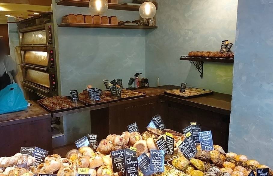 ホテル近くの
パン屋までお散歩 / 1