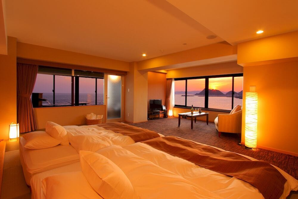 海から宿まで徒歩約1分！敷地内源泉の天然温泉で泳ぎ疲れた体をリラックス4261759