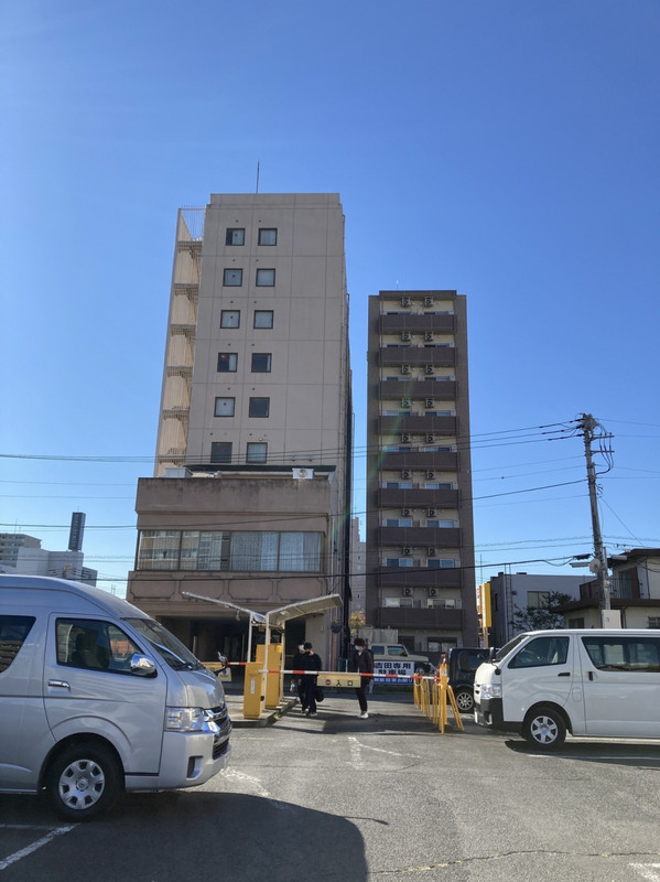 駐車場から見たホテル外観(左側)